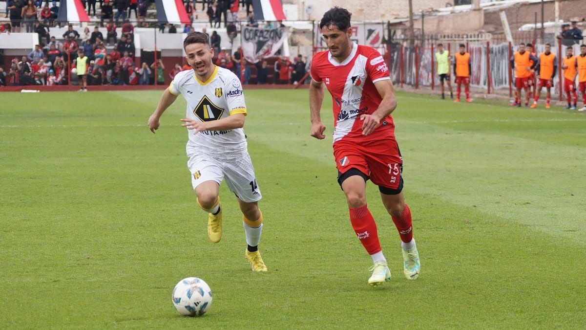 Matías Viguet jugaría como titular en el Deportivo Maipú. Matías Viguet jugaría como titular en el Deportivo Maipú.