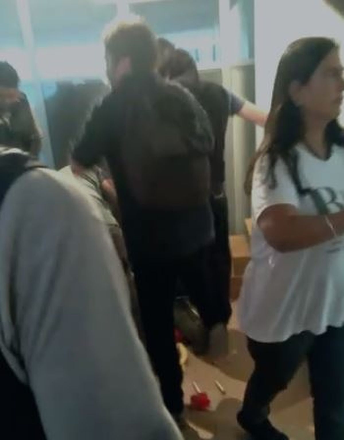 Los manifestantes arrancaron los cuadros y los patearon en el piso.