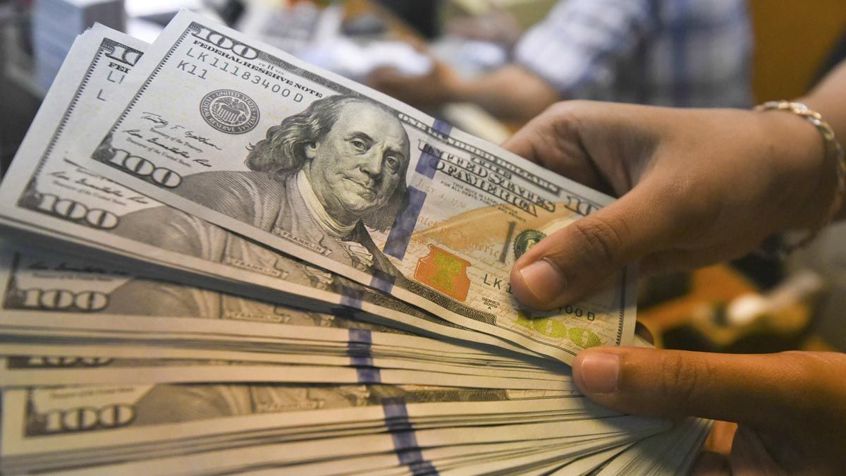 El dólar blue hoy en Mendoza cayó $20 en relación al lunes.