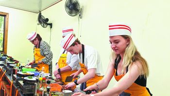 Turistas internacionales emprenden un recorrido culinario en Guilin Turistas internacionales emprenden un recorrido culinario en Guilin