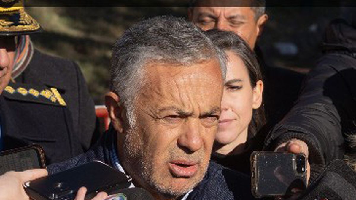 Enojadísimo con los jueces penalistas, el gobernador Alfredo Cornejo; detrás, la ministra Mercedes Rus. Enojadísimo con los jueces penalistas, el gobernador Alfredo Cornejo; detrás, la ministra Mercedes Rus.