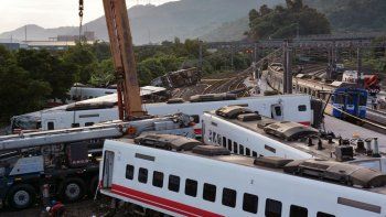 Impresionante descarrilamiento de un tren en Taiwán