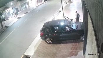 A contramano, el conductor de un BMW se metió en una vereda y estrelló el auto contra el portón de una casa