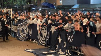 Gran banderazo azul: los hinchas apoyaron a Independiente Rivadavia antes del partido con Fluminense