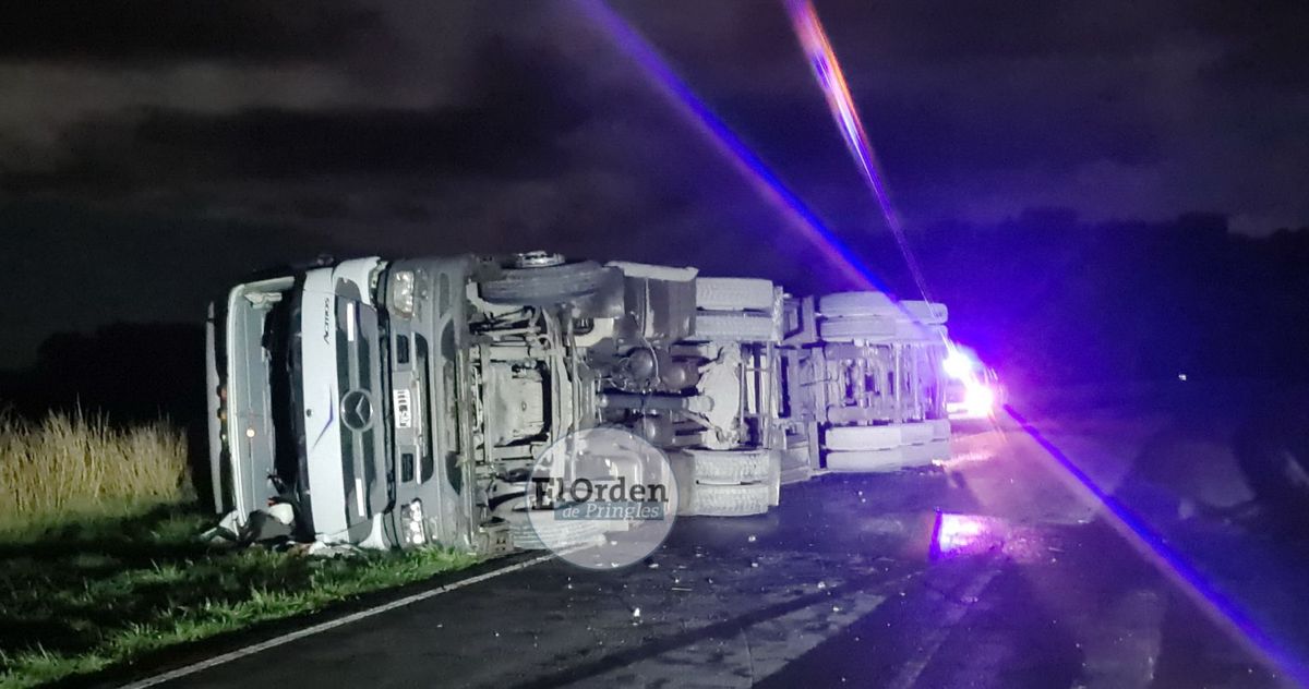 Un camión con mercadería volcó el chofer