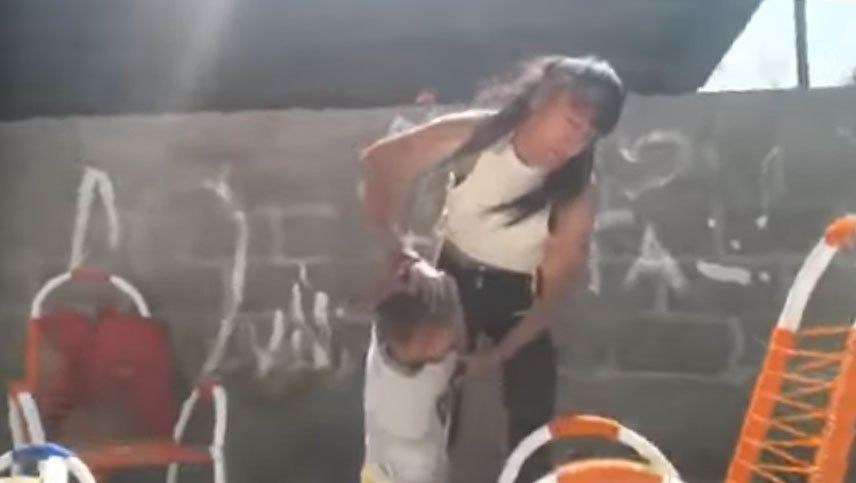Video: brutal golpiza de una madre a su hijo de 2 años