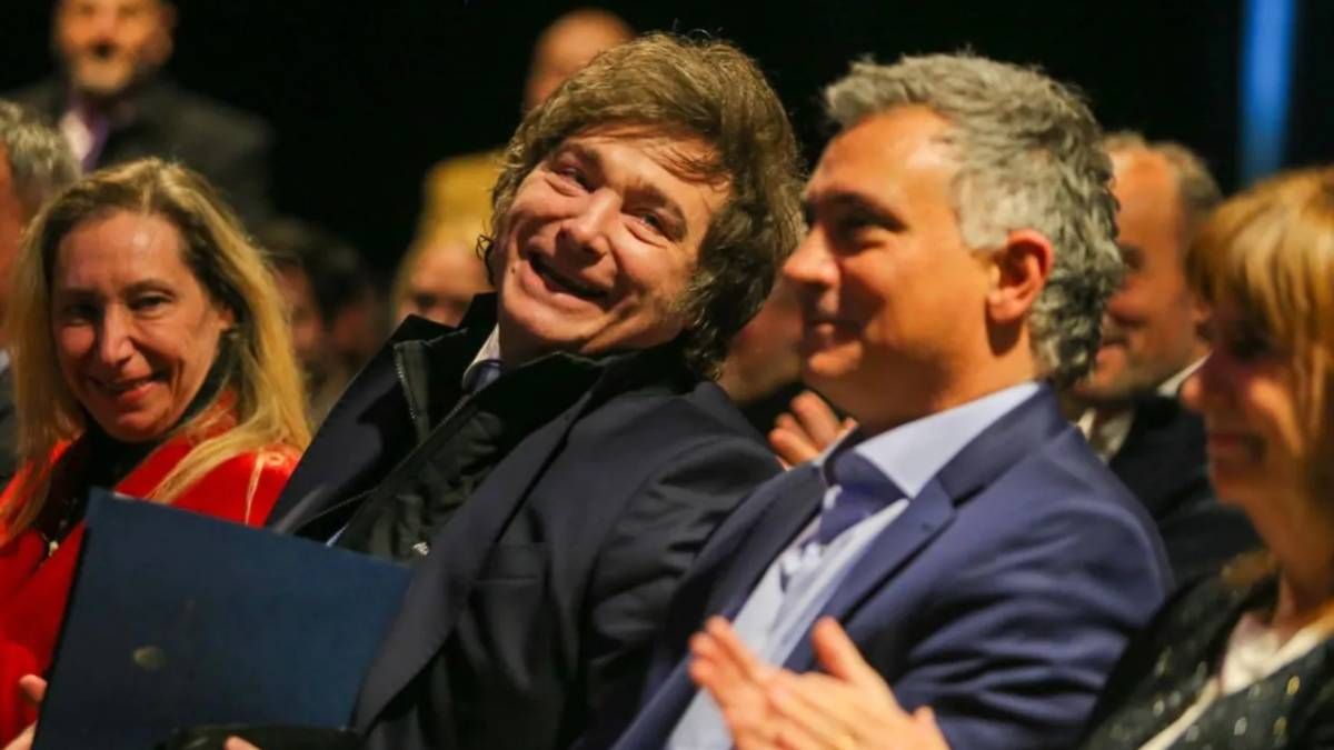 Javier Milei junto al armador pol&iacute;tico en Buenos Aires, Sebasti&aacute;n Pareja. Tambi&eacute;n se lo ve acompa&ntilde;ado por su hermana, Karina.