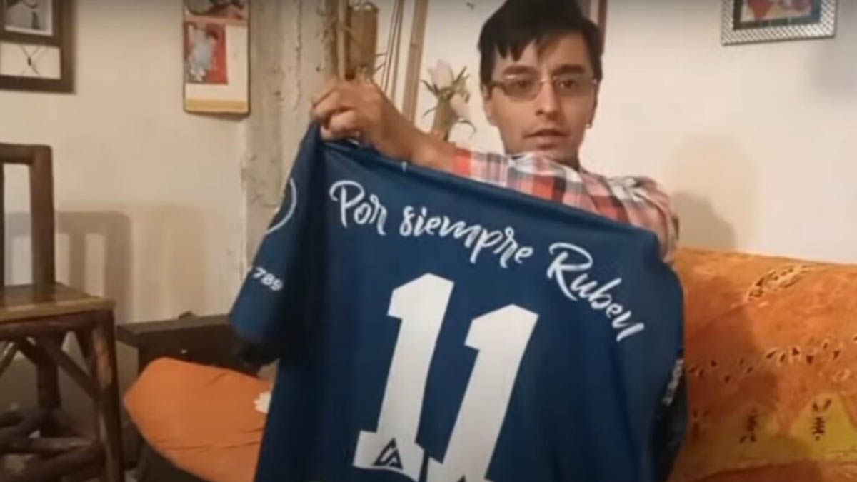 Gabriel Guzmán, el padre de Maxi,&nbsp;con la camiseta de San Lorenzo de Grand Bourg, donde jugaba su hijo asesinado