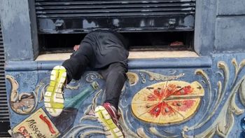 Quiso ingresar a una pizzería, quedó atrapado, lo escracharon y fue detenido