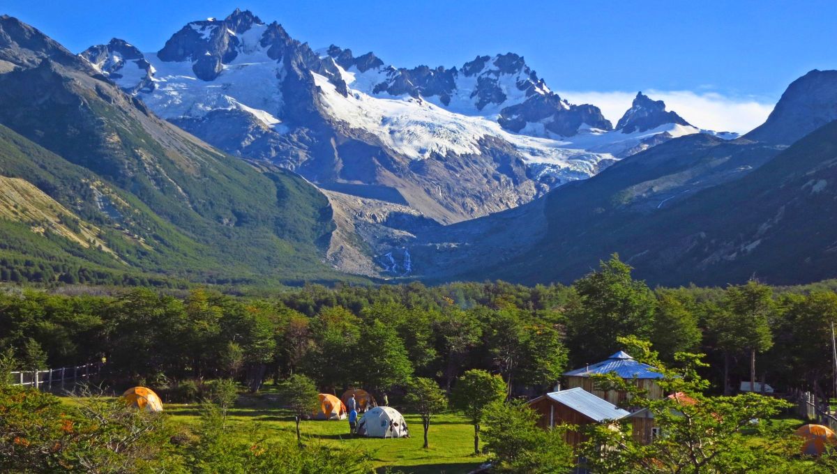 El Monte San Lorenzo, tambi&eacute;n conocido como Monte Cochrane con sus 3.706 metros de altura, es la segunda cumbre m&aacute;s alta de la regi&oacute;n, solo superada por el imponente Monte San Valent&iacute;n.