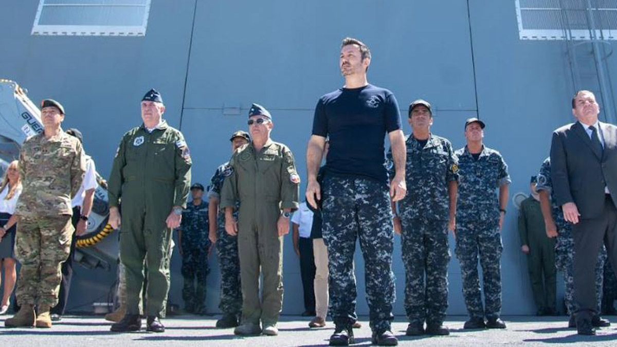 Luis Petri al frente. El mendocino es el primer ministro de Defensa que da la orden de iniciar la patrulla desde el propio buque.