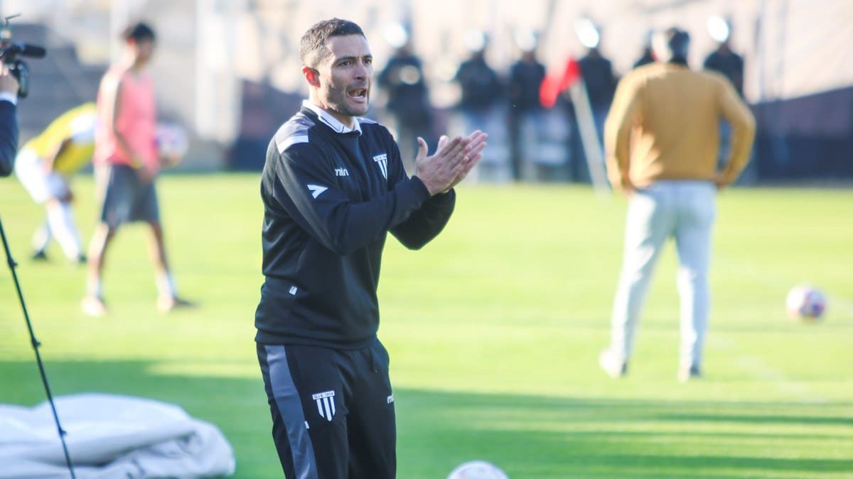 El entrenador de Gimnasia y Esgrima, Joaquín Sastre destacó la actitud de sus jugadores en el segundo tiempo. El entrenador de Gimnasia y Esgrima, Joaquín Sastre destacó la actitud de sus jugadores en el segundo tiempo.