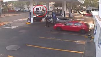 Video de un tremendo accidente entre una moto y un auto en Godoy Cruz