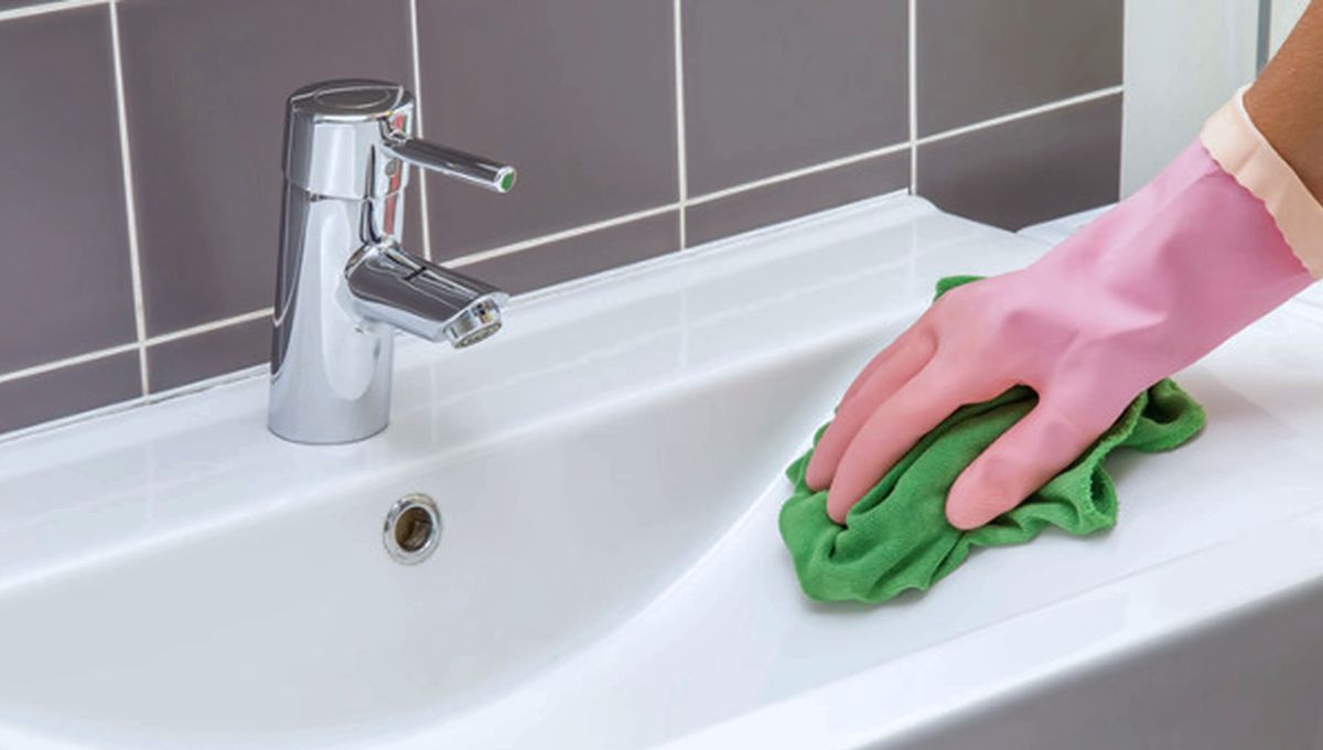 Por qué conviene lavar el baño con agua oxigenada