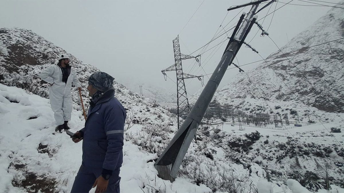 Personal de Edemsa durante las reparaciones de los daños ocacionados por la nieve en Mendoza.