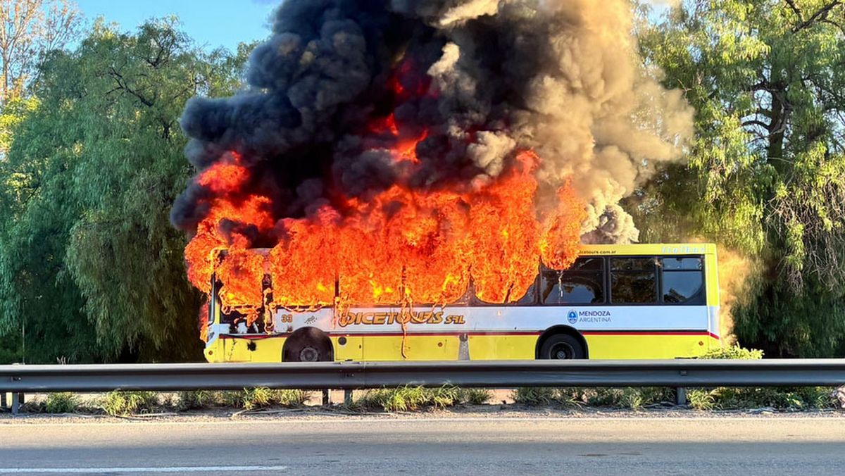 Un colectivo se incendió por completo en Guaymallén y hubo corte de tránsito en el Acceso Este