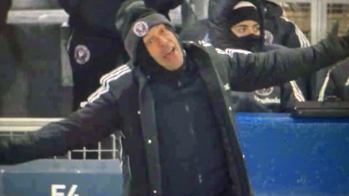 El Jefecito tuvo un particular look para combatir el frio.