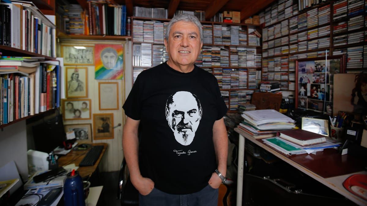 El músico y cantor, investigador y difusor del folclore cuyano, nació hace 63 años en Junín y allí habita desde entonces. El músico y cantor, investigador y difusor del folclore cuyano, nació hace 63 años en Junín y allí habita desde entonces.