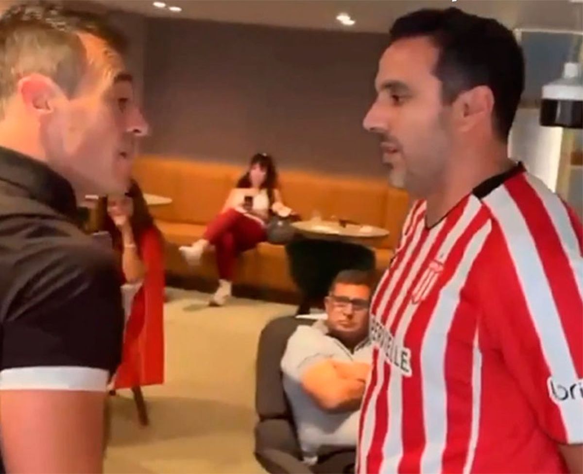 Un hincha increpa a uno de los colaboradores de Dar&iacute;o Herrera.