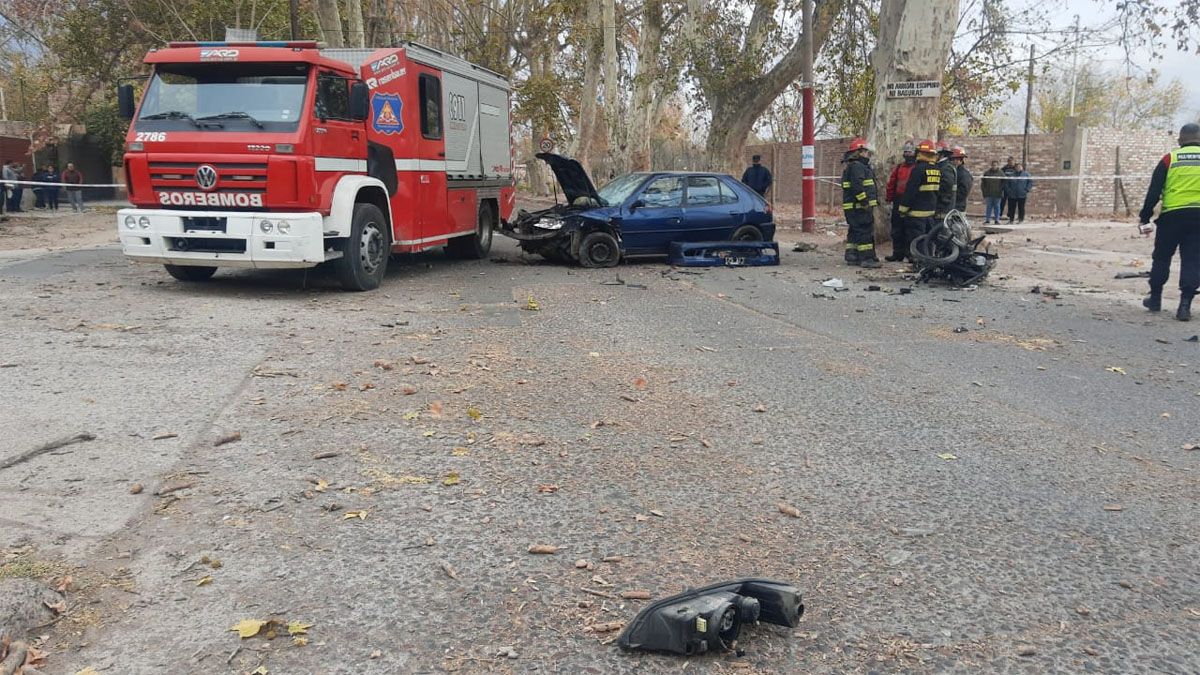 Las víctimas quedaron atrapadas debajo del auto que los embistió cuando circulaban en moto en Las Heras. Las víctimas quedaron atrapadas debajo del auto que los embistió cuando circulaban en moto en Las Heras.