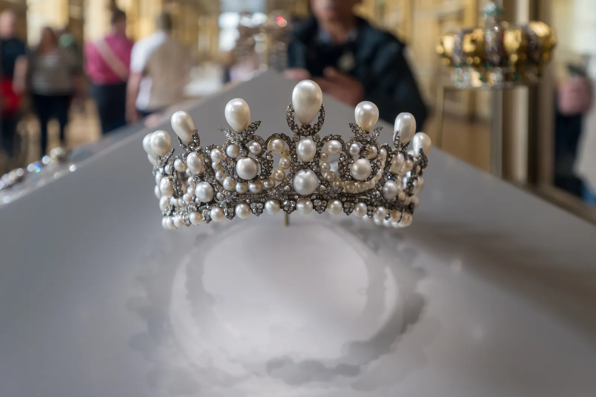 La tiara de la colección de la emperatriz Eugenia recuperada por los funcionarios del Louvre. La tiara de la colección de la emperatriz Eugenia recuperada por los funcionarios del Louvre.
