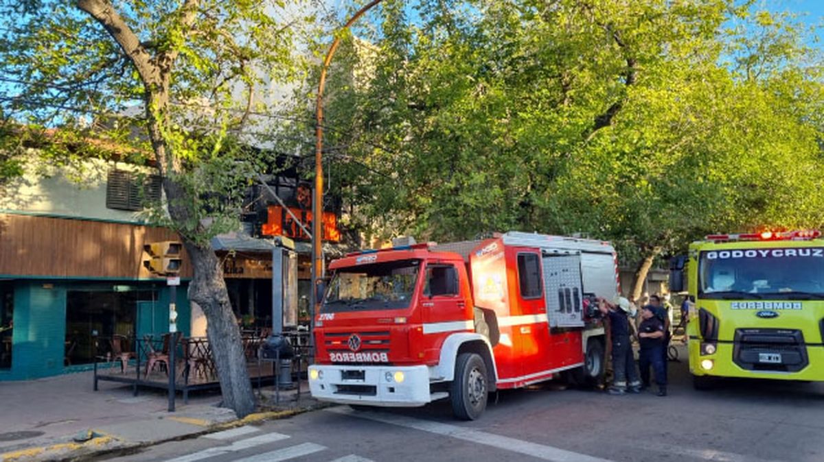 Tuvieron que actuar cuatro camiones de bomberos en el siniestro.