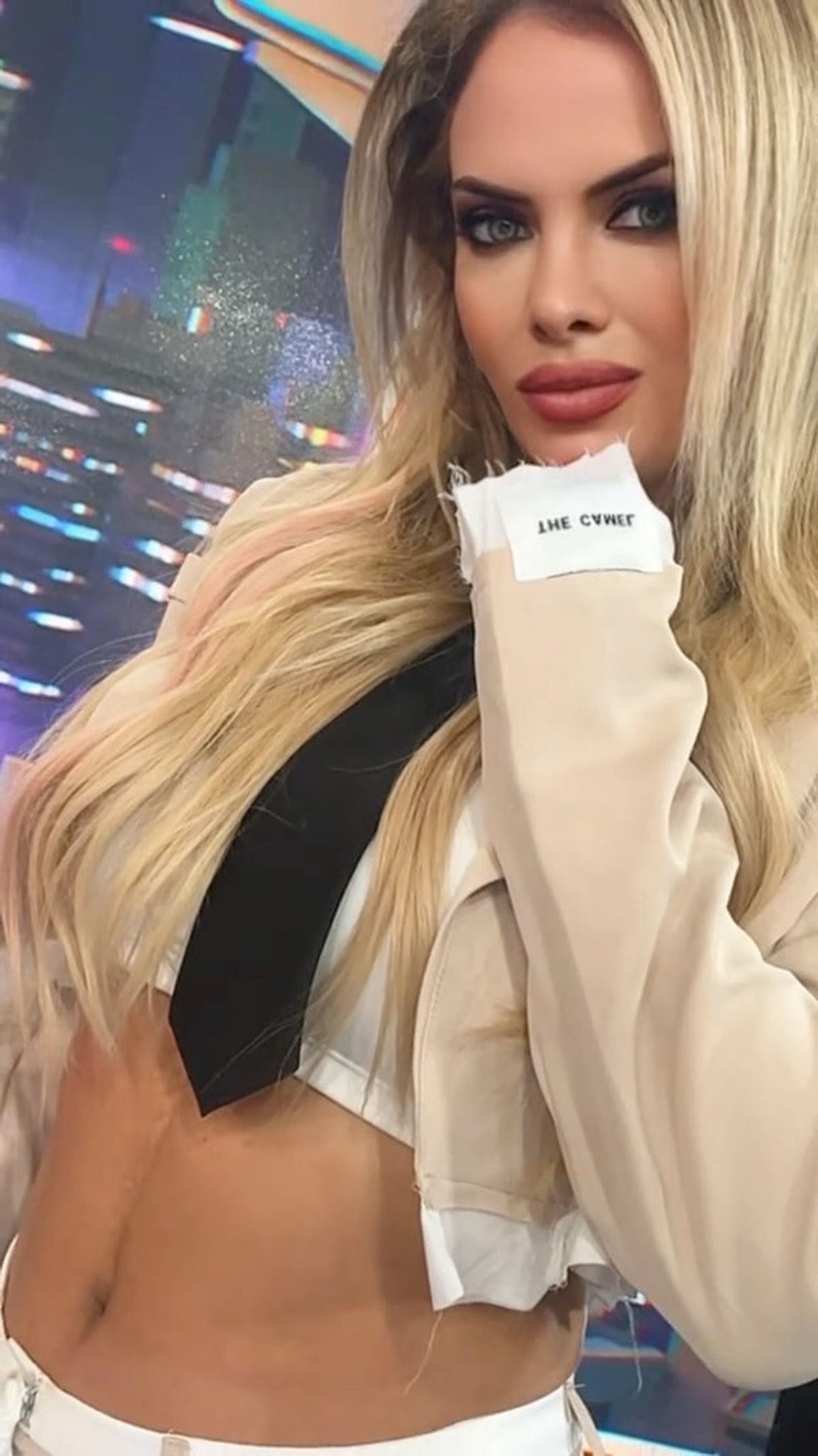 Alejandra Maglietti estrena pantaloncitos customizados en clave calzoncillito a la vista al ras. Alejandra Maglietti estrena pantaloncitos customizados en clave calzoncillito a la vista al ras.