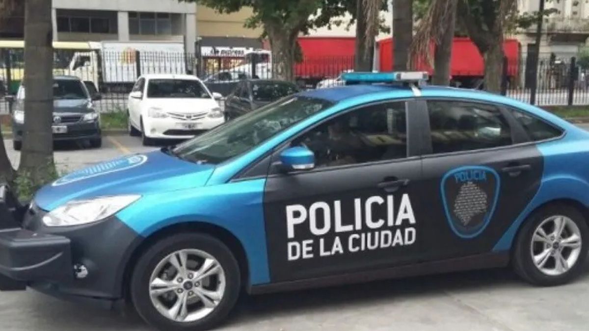 Investigadores de la Policía de la Ciudad tratan de identificar al asesino del hombre hallado en la habitación de un hotel, en Liniers