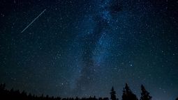 Captan en video el impacto de un meteorito en la entrada de un domicilio.