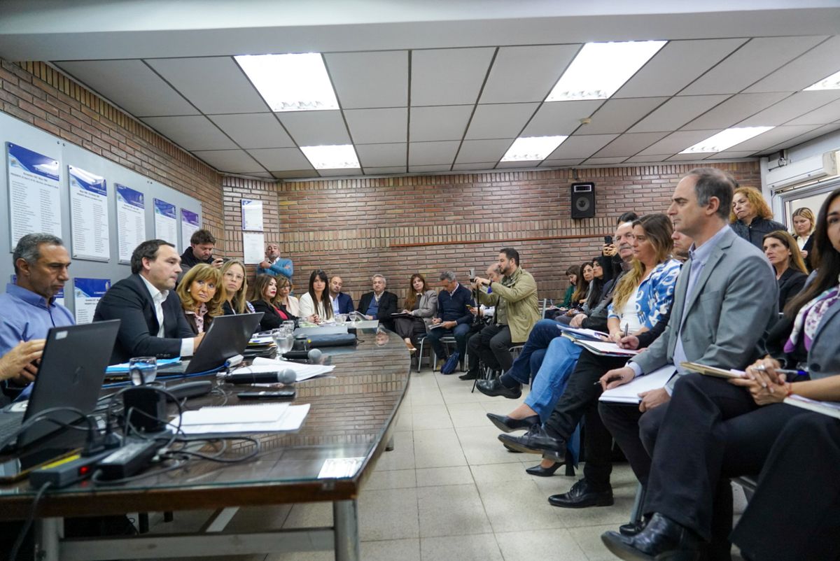 El equipo del Ministerio de Salud explicó los alcances de tres proyectos de ley en Diputados: nueva ley de Farmacias, régimen voluntario para el personal de salud y el traslado del Hogar de ancianos Santa Marta; éste último derivó en un conflicto vecinal por la posible construcción de torres en el terreno, sobre calle Boulogne Sur Mer. Gentileza Cámara de Diputados El equipo del Ministerio de Salud explicó los alcances de tres proyectos de ley en Diputados: nueva ley de Farmacias, régimen voluntario para el personal de salud y el traslado del Hogar de ancianos Santa Marta; éste último derivó en un conflicto vecinal por la posible construcción de torres en el terreno, sobre calle Boulogne Sur Mer. Gentileza Cámara de Diputados