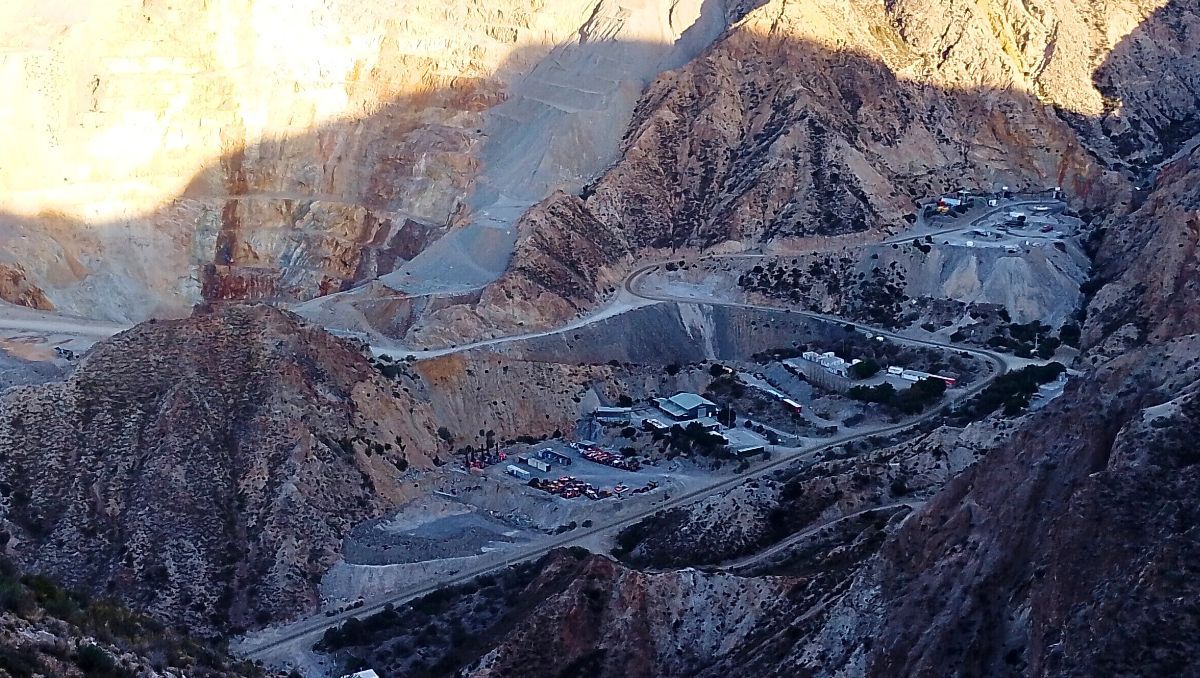 Vista de parte de lo que dejó la mina a cielo abierto, el campamento y el acceso a la mina subterránea, en Gualcamayo. Vista de parte de lo que dejó la mina a cielo abierto, el campamento y el acceso a la mina subterránea, en Gualcamayo.