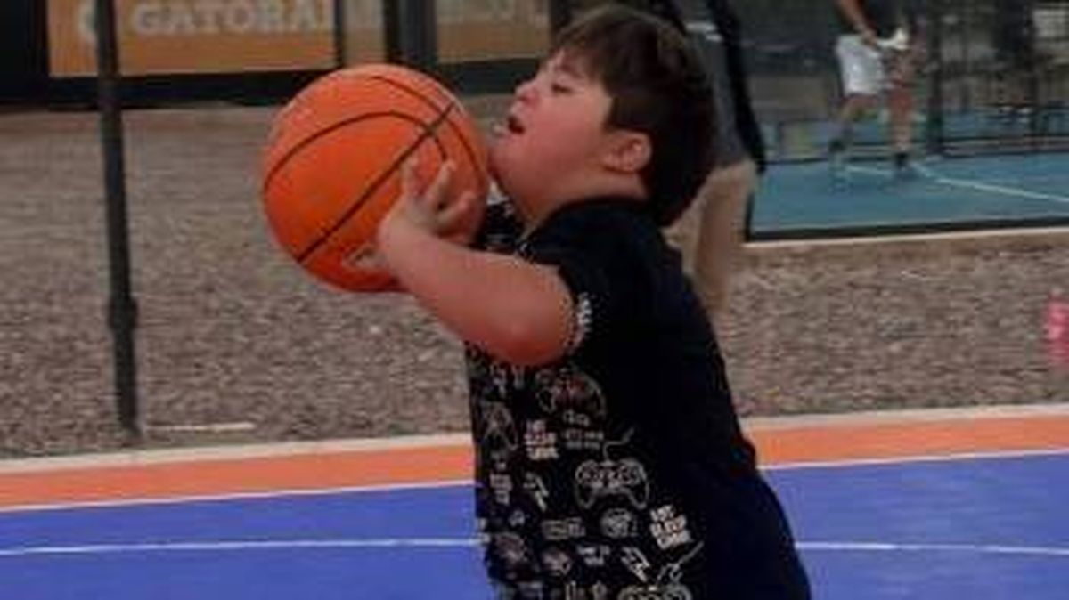 Listo para tirar al aro. Gaetano está feliz, dice su mamá, Pato Calivares. Listo para tirar al aro. Gaetano está feliz, dice su mamá, Pato Calivares.