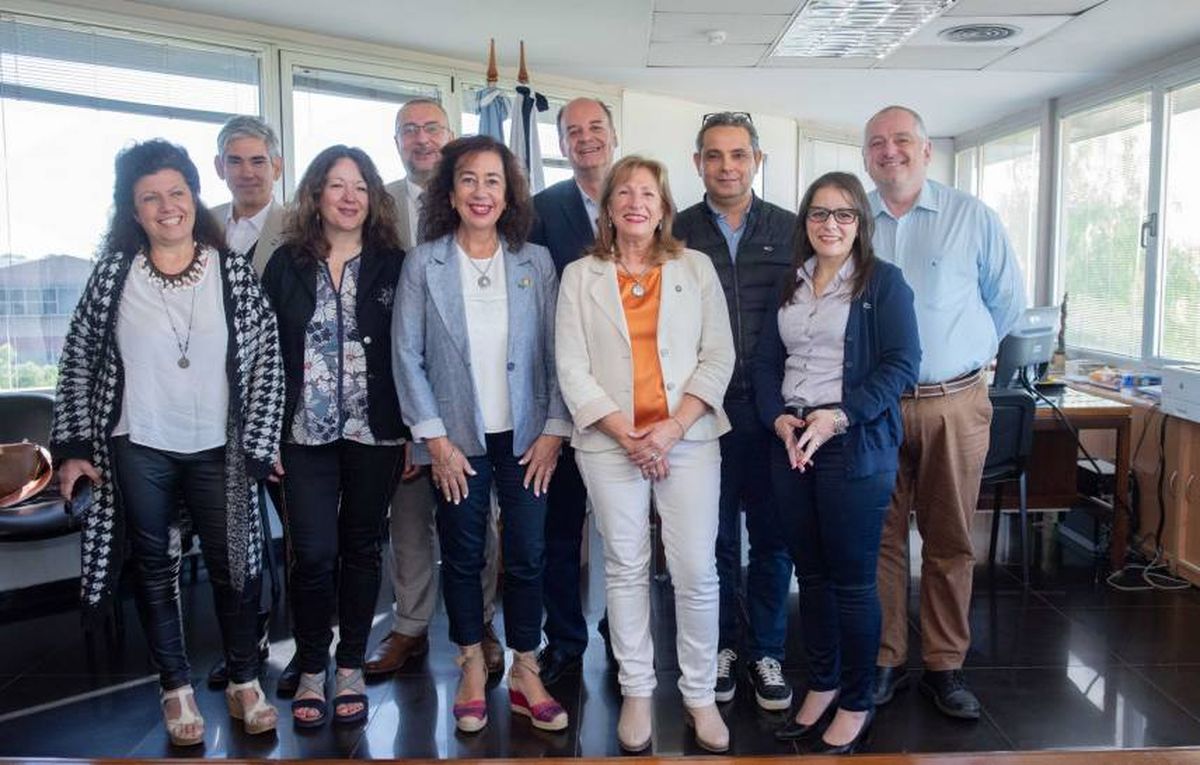 Autoridades del ITU, Fabiana Molina vicedirectora junto a la rectora Ester Sánchez. En la parte posterior, el director Guillermo Cruz, junto a otros funcionarios del instituto y de una delegación internacional con la que se firmó un convenio.