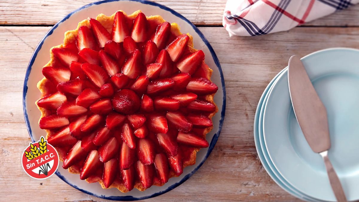 Prepara una deliciosa tarta de frutillas sin TACC en simples pasos. Prepara una deliciosa tarta de frutillas sin TACC en simples pasos.