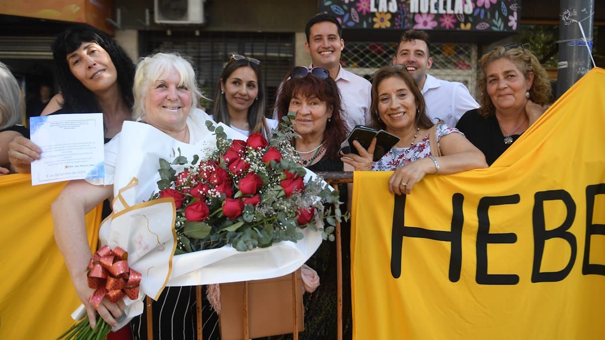 Las seguidoras de Hebe Casado llegaron hasta la Legislatura para acompañar a su líder político en su asunción. Las seguidoras de Hebe Casado llegaron hasta la Legislatura para acompañar a su líder político en su asunción. 