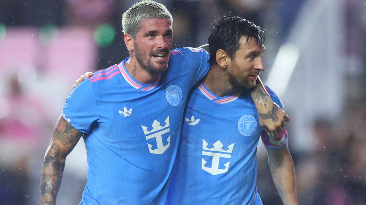 Rodrigo De Paul abraza a Messi.