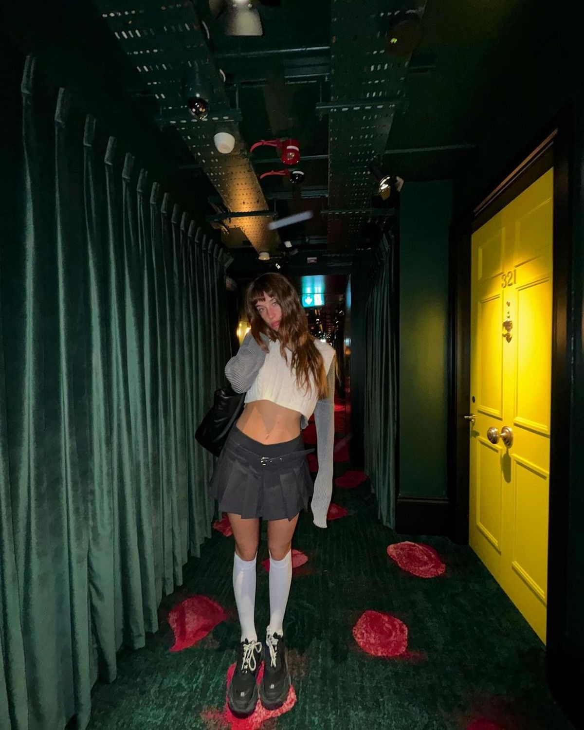 María Pedraza estrena look, anticipa tendencia colegiala y paraliza la temporada. María Pedraza estrena look, anticipa tendencia colegiala y paraliza la temporada.