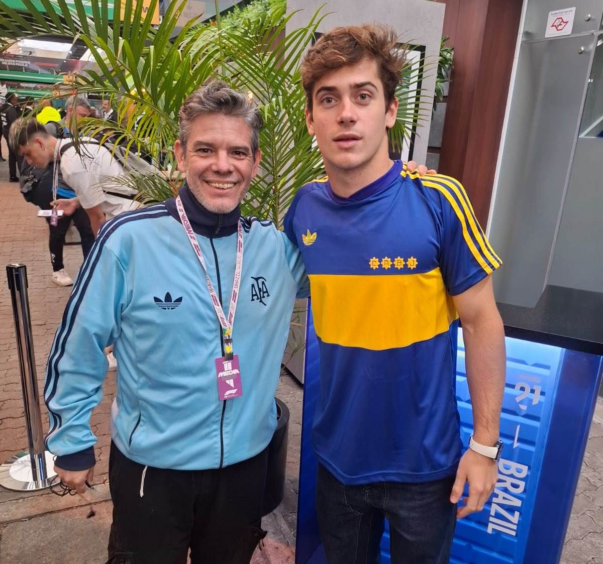 Franco Colapinto posa con la casaca del Xeneize. Franco Colapinto posa con la casaca del Xeneize.