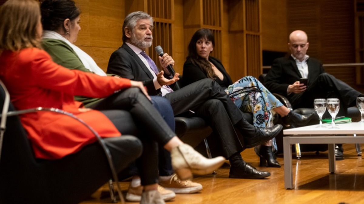 Inteligencia Artificial: el ministro Daniel Filmus indicó uno de los desafíos es lograr una mayor confluencia entre la ciencia básica y la ciencia aplicada Inteligencia Artificial: el ministro Daniel Filmus indicó uno de los desafíos es lograr una mayor confluencia entre la ciencia básica y la ciencia aplicada