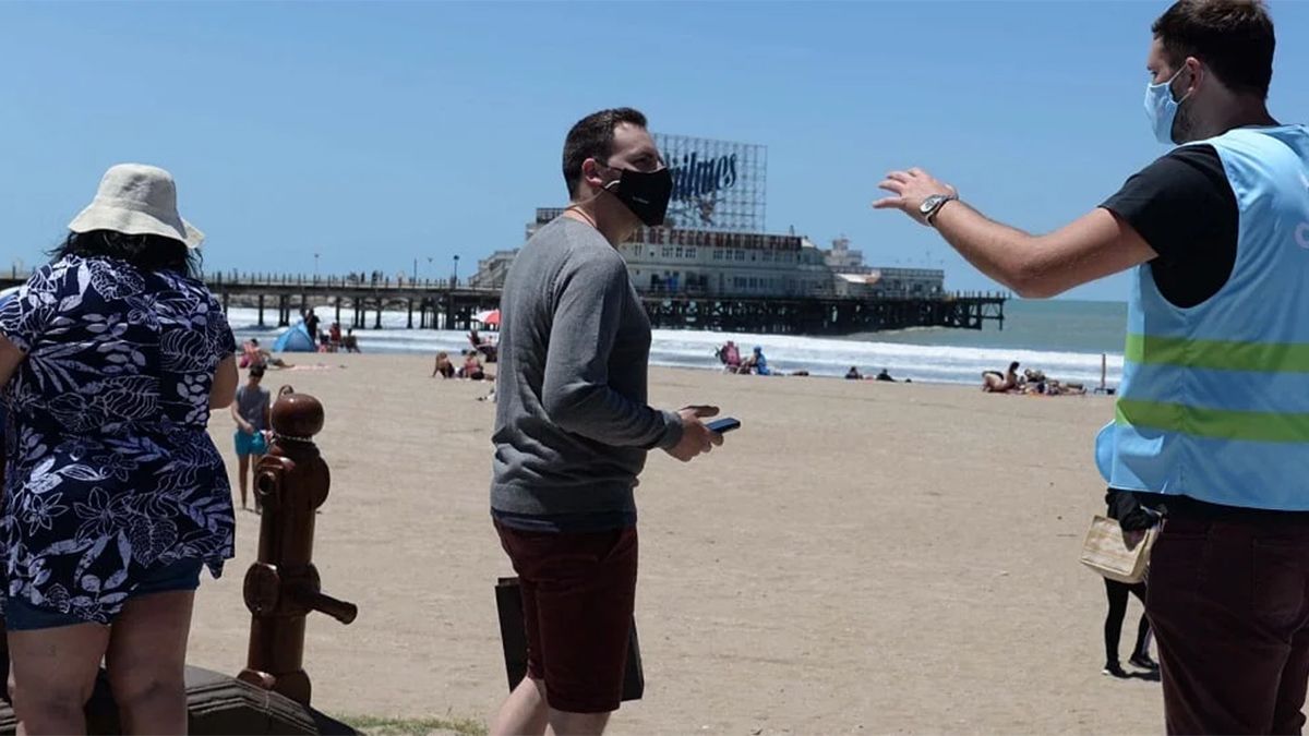 El riesgo real es el contacto interpersonal que puede darse en la playa cuando no se guarda distancia social o se comparten objetos, como el mate.