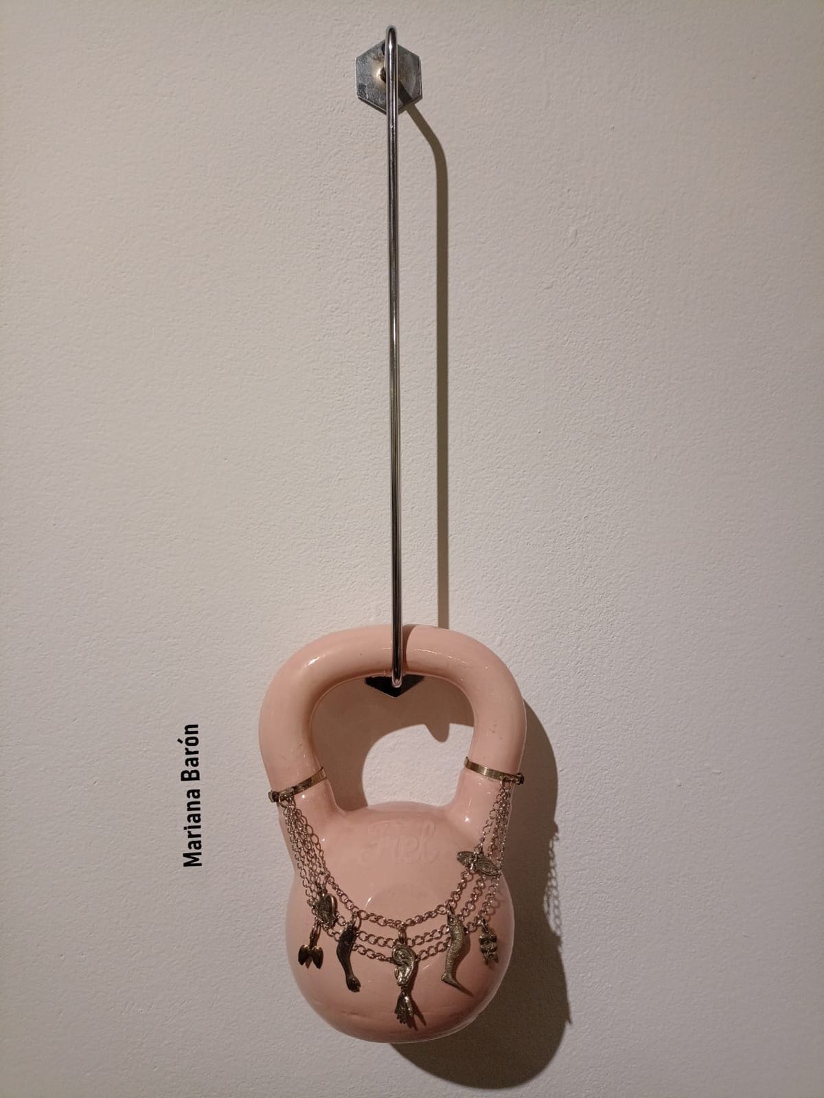 De amuletos metálicos está integrada esta pieza en cerámica de Mariana Barón que compró el MMAMM. De amuletos metálicos está integrada esta pieza en cerámica de Mariana Barón que compró el MMAMM.