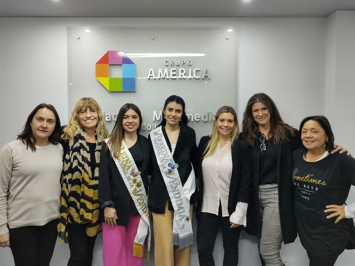 La coordinadora de la Fundación Grupo América, Belén Castro; la contadora de la entidad, Margarita Viel; la Reina Nacional de la Vendimia, Ana Laura Verde; la Virreina Nacional de la Vendimia, Gemina Navarro; la presidenta de la Fundación Grupo América, Barbarita Vila; Gabriela Alé, directora ejecutiva de la Fundación y Alejandra Gamboa, coordinadora de las reinas, durante la visita de las soberanas a las instalaciones de Grupo América